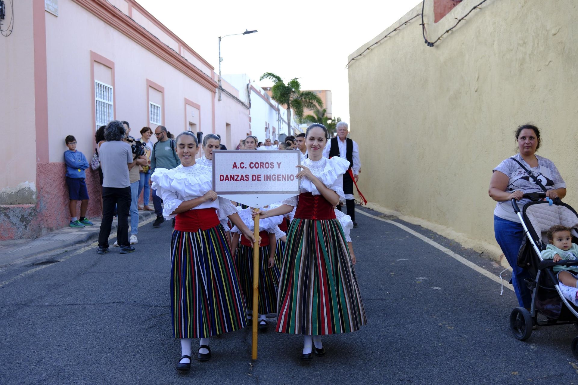 Color, música y cultura en el pasacalles de folclore de Ingenio