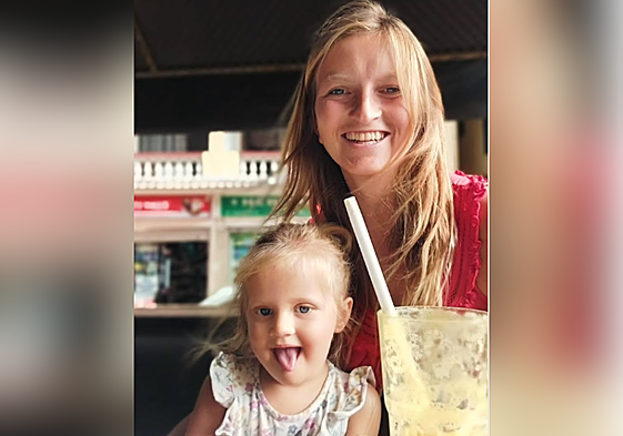 Fotografía publicada en el perfil de Instagram de Jasmine Raeymaekers, donde aparece con su hija de tres años, Lily Sofía Fernández.