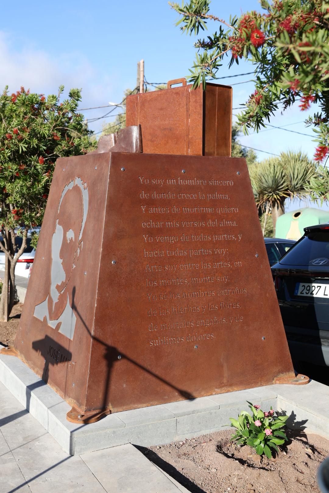 Momento en el que se descubrió la estatua en honor al abuelo de José Martí