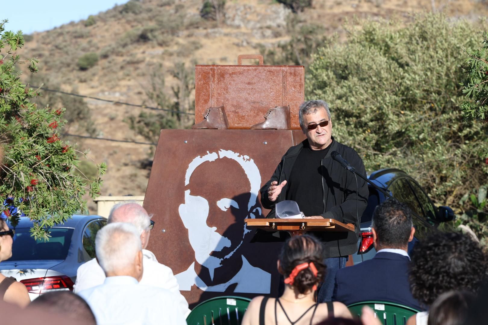 Momento en el que se descubrió la estatua en honor al abuelo de José Martí