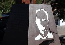 Momento en el que se descubrió la estatua en honor al abuelo de José Martí