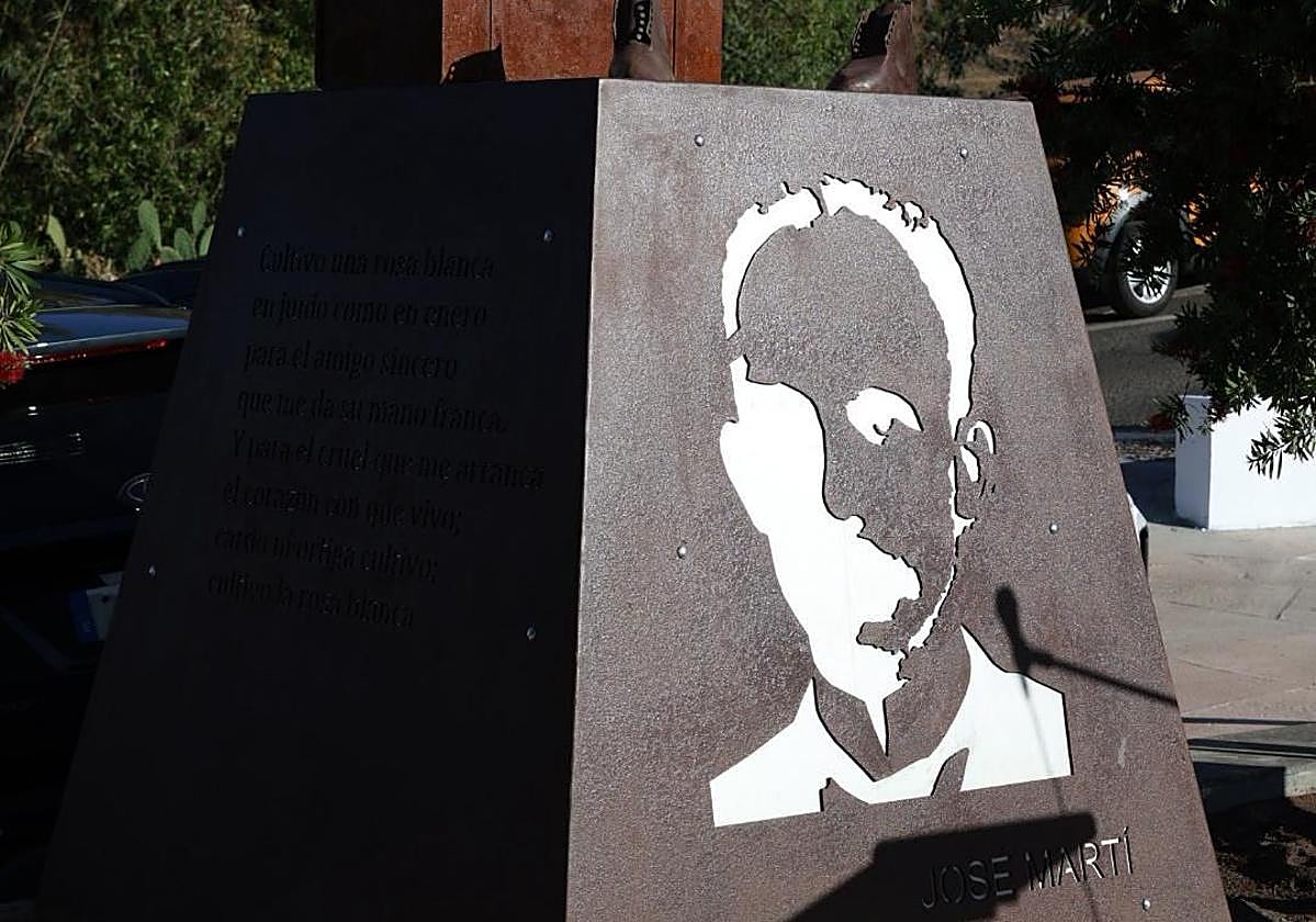 Momento en el que se descubrió la estatua en honor al abuelo de José Martí