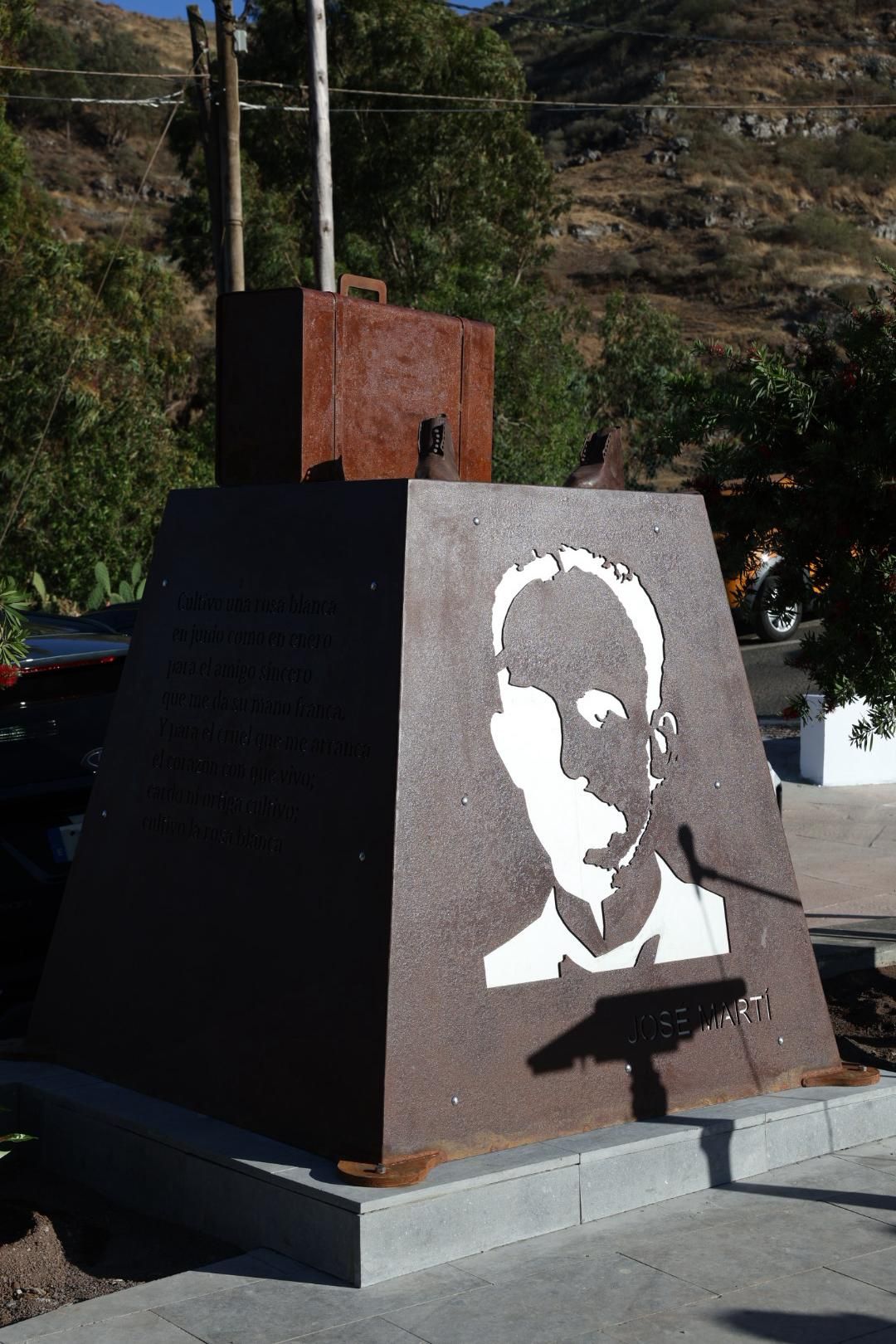 Momento en el que se descubrió la estatua en honor al abuelo de José Martí