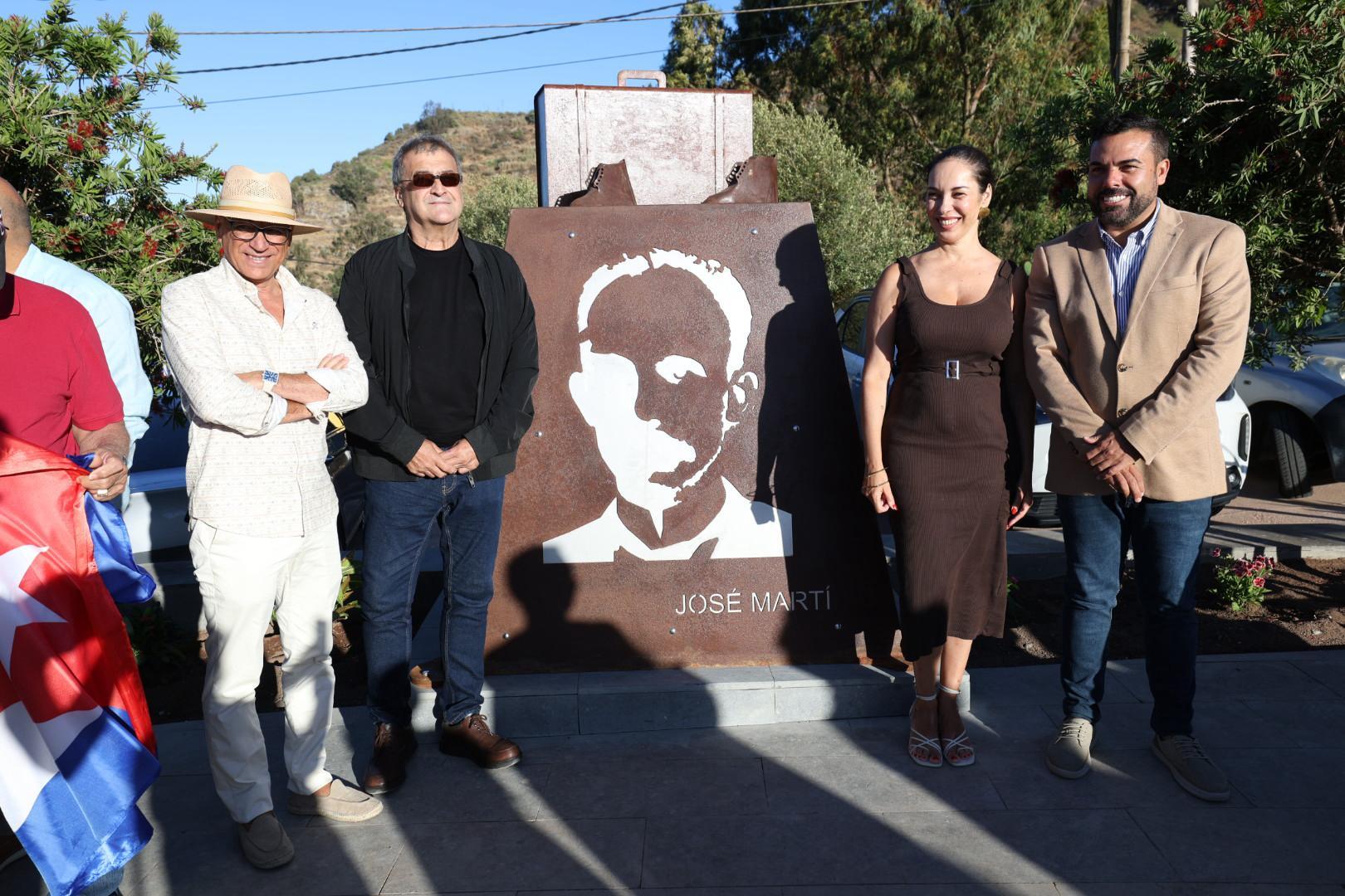 Momento en el que se descubrió la estatua en honor al abuelo de José Martí