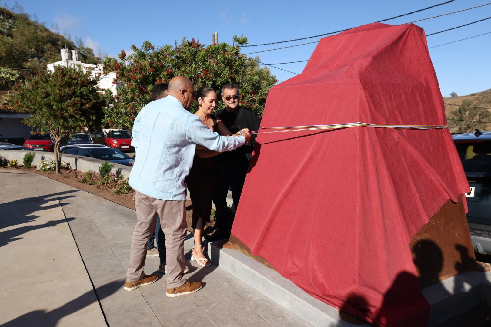 Momento en el que se descubrió la estatua en honor al abuelo de José Martí