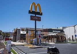 Últimos trabajos de montaje del nuevo restaurante en Agüimes.