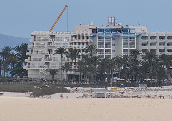 Las tareas de demolición de las construcciones ilegales en la azotea del hotel Riu Tres Islas empezaron este lunes, 21 de julio, y la cadena prevé finalizarlas el 13 de agosto.