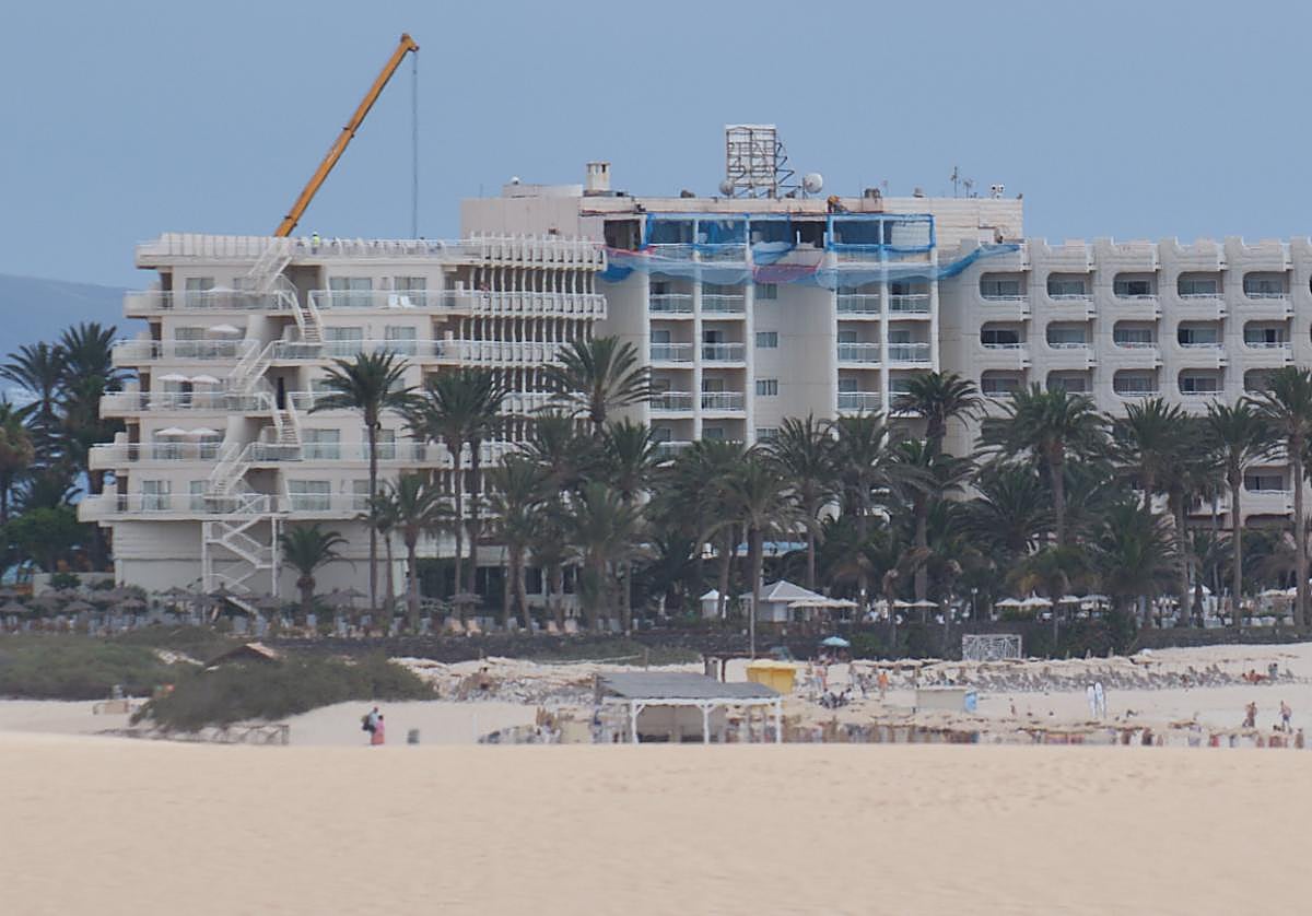 Las tareas de demolición de las construcciones ilegales en la azotea del hotel Riu Tres Islas empezaron este lunes, 21 de julio, y la cadena prevé finalizarlas el 13 de agosto.