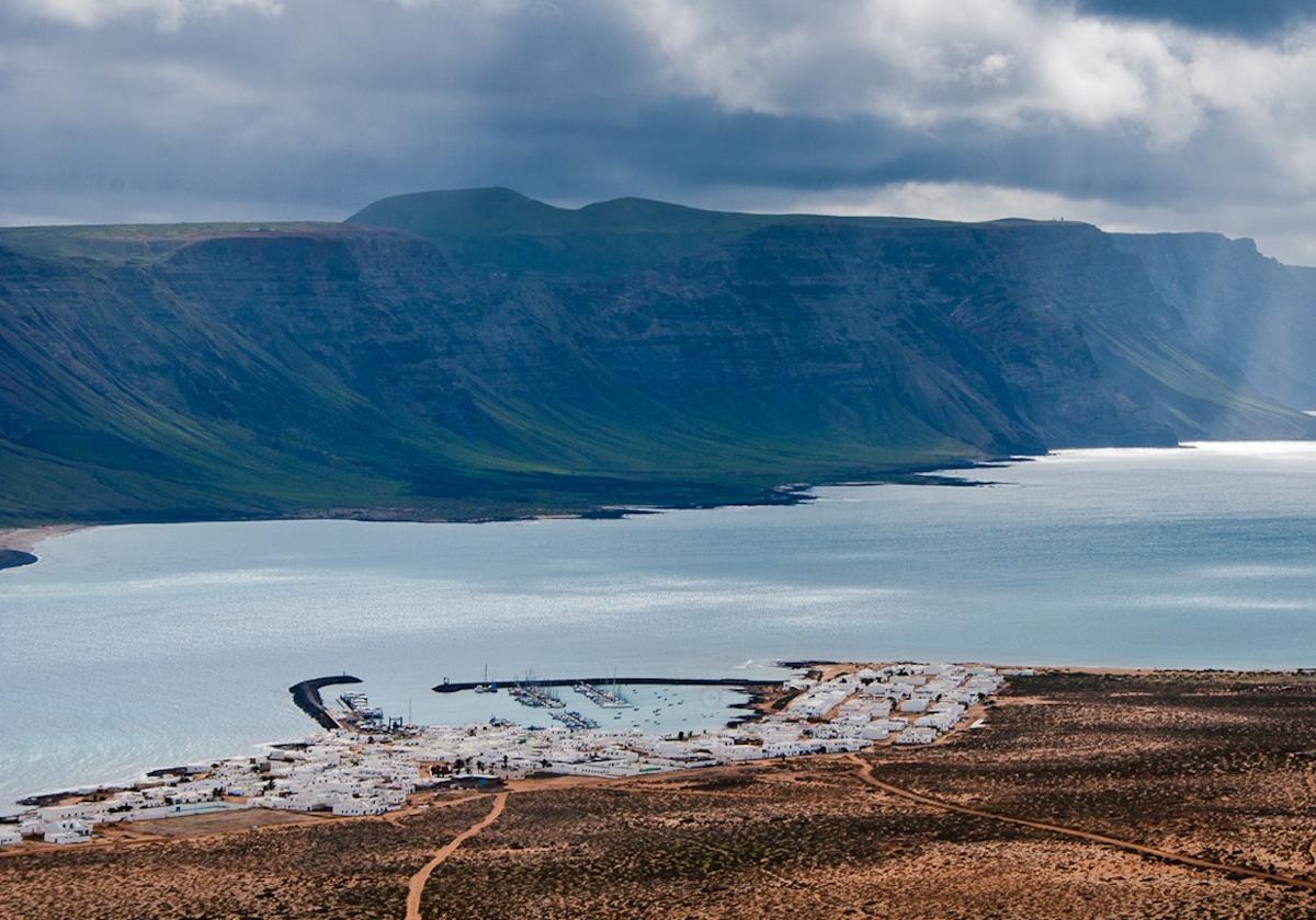 El campamento de obra temporal se instalará en la costa del Risco de Famara.
