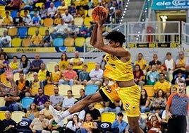 Urbaniak caza un rebote con el Granca.