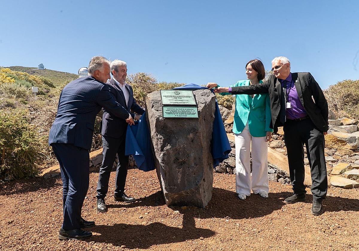 De izquierda a derecha, Ángel Víctor Torres, Fernando Clavijo, Diana Morant y Valentín Martínez Pillet descubren una placa en el Roque de los Muchachos.