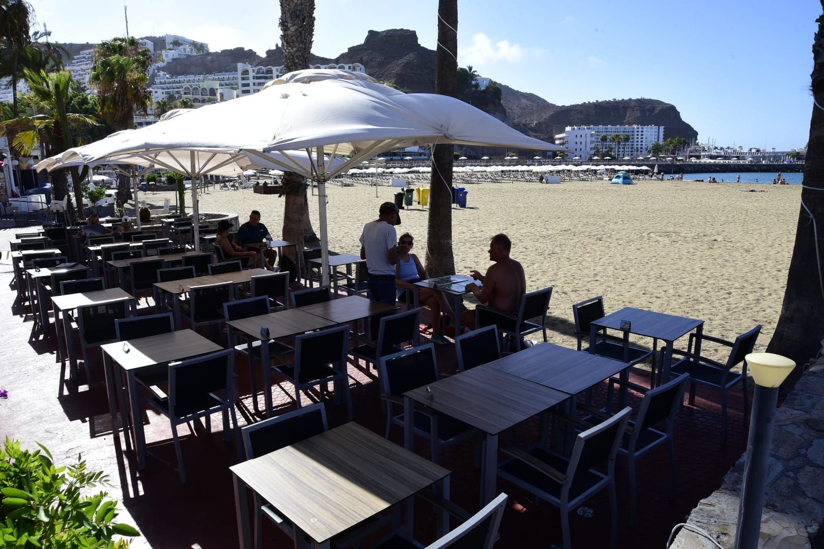 Vista de las terrazas de uno de los restaurantes afectados por la posible pérdida de la concesión a cargo de Puerto Rico SA.