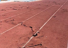 Daños causados a la pista de atletismo.