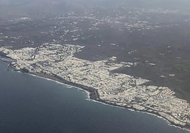 La franja hotelera y de apartamentos del Puerto del Carmen, desde el aire.