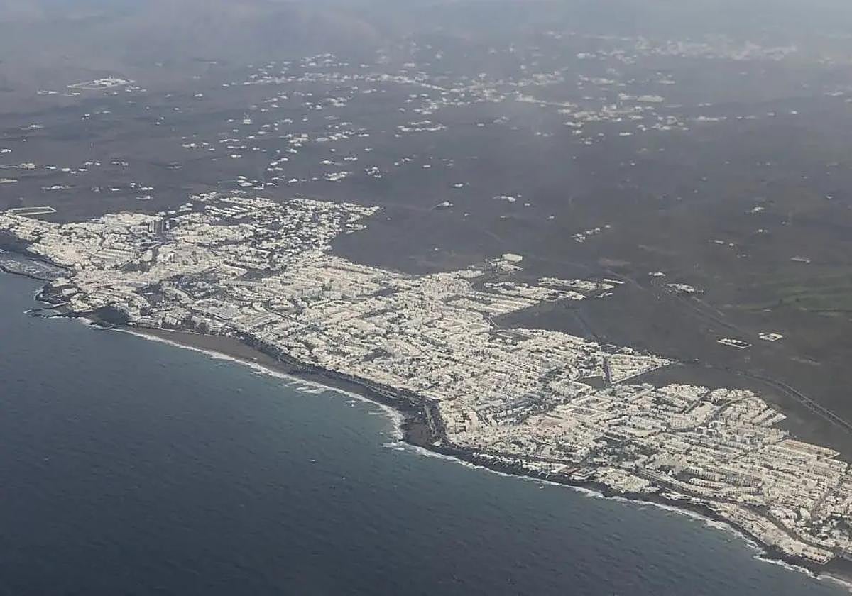 La franja hotelera y de apartamentos del Puerto del Carmen, desde el aire.