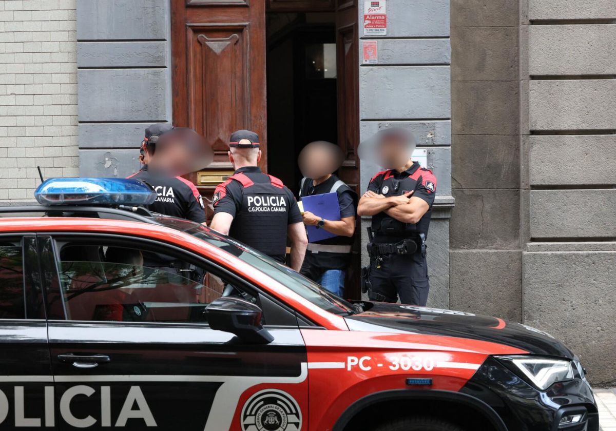 Agentes de la Policía Canaria en el registro del centro este jueves