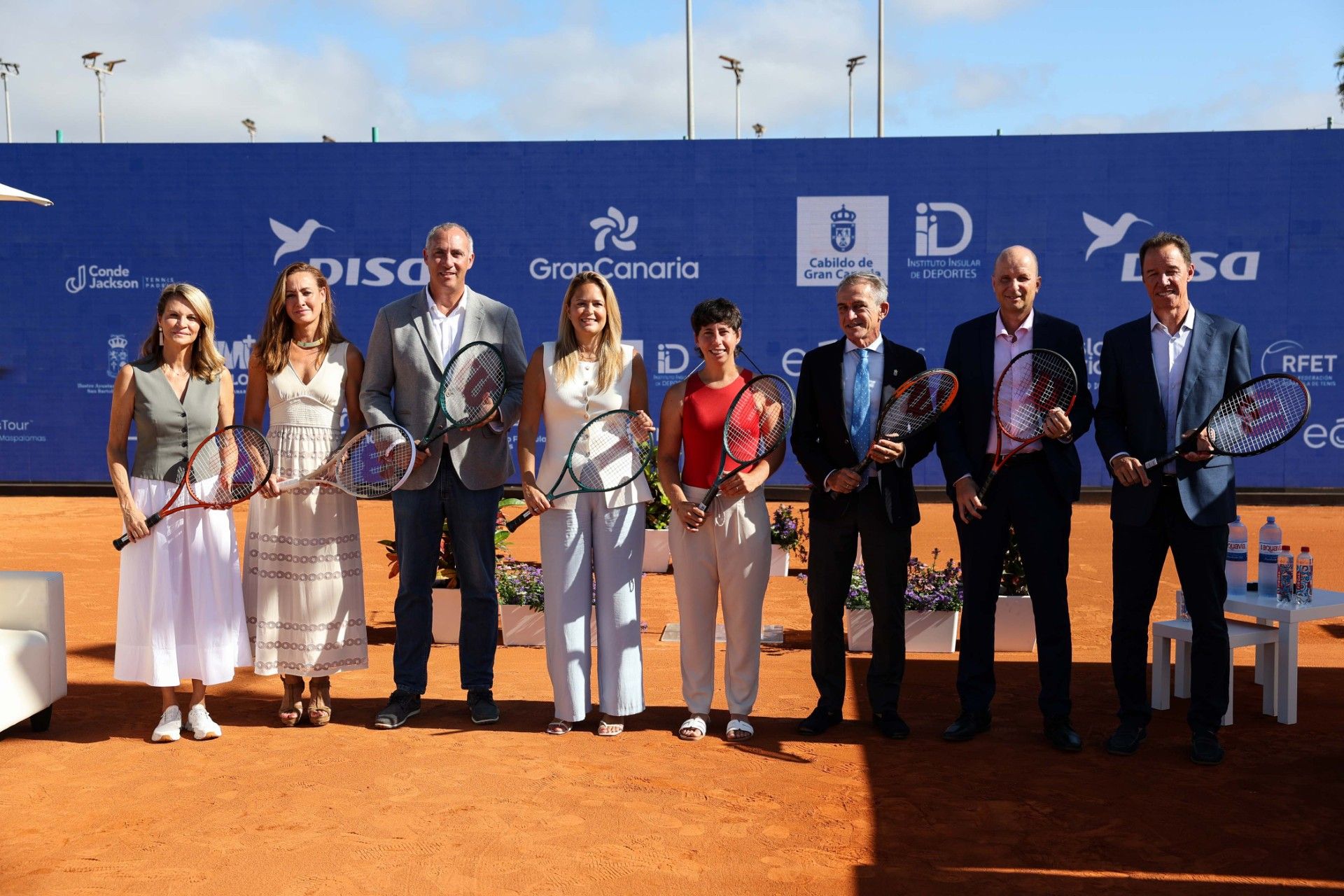 Foto de familia durante la presentación de la competición.