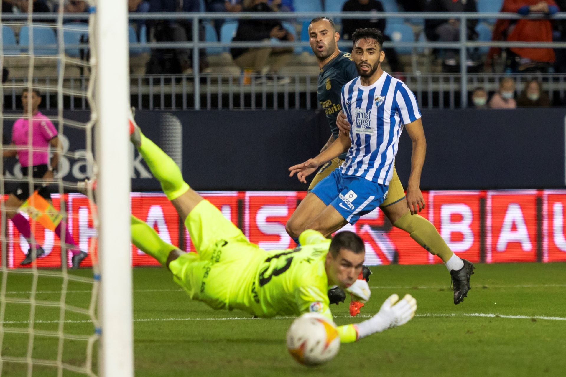 Jesé, rematando ante el Málaga.