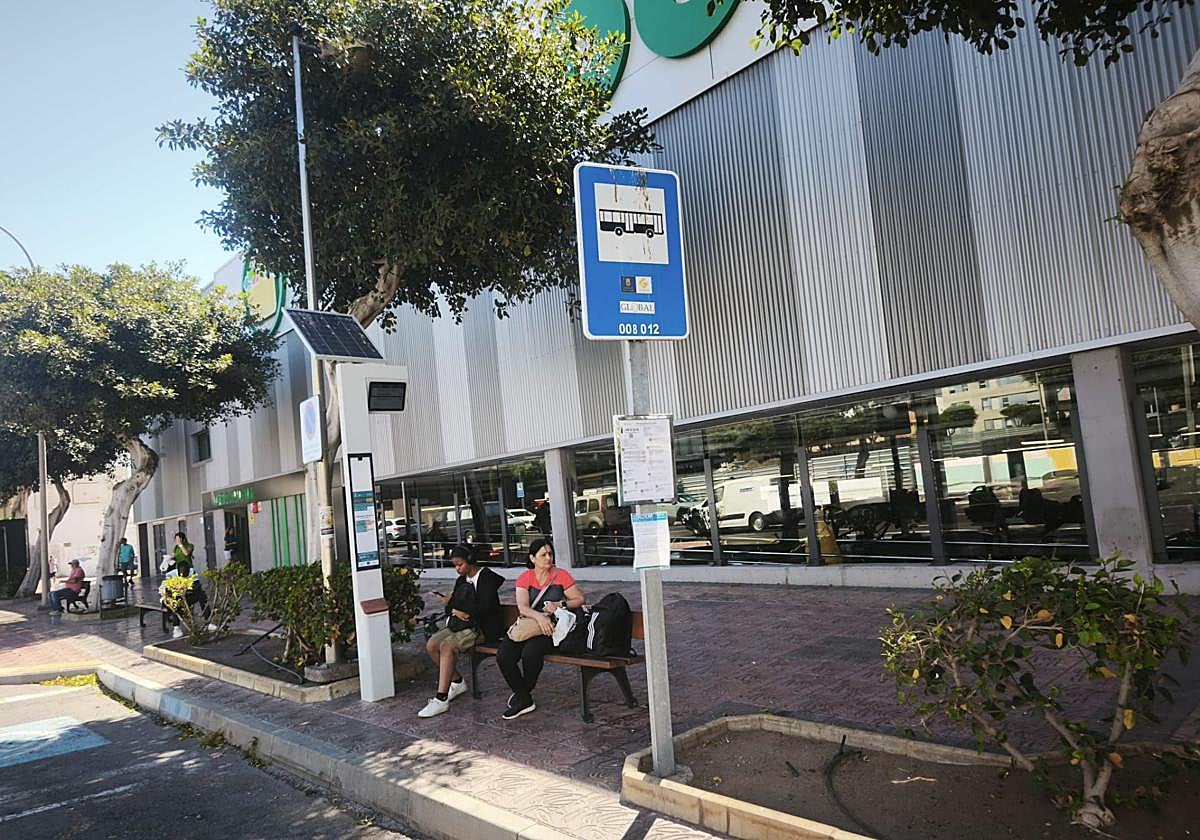 Parada de guaguas en El Doctoral, sin marquesina.