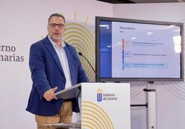Poli Suárez, consejero de Educación, anuncia ante los medios el plan para reducir la carga burocrática.