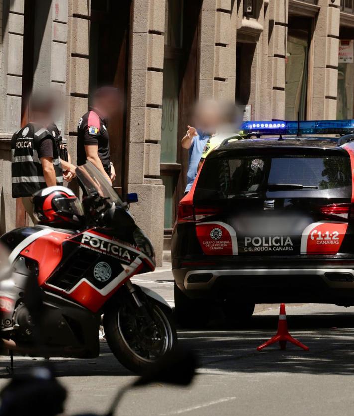 Imagen secundaria 2 - Registro policial este jueves en la sede de Quorum Social 77 en su sede de Viera y Clavijo. En la imagen superior con traje azul, el abogado de los detenidos, Rafael Jiménez de Oliva.