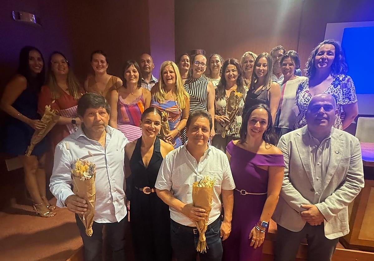 Las nuevas doctoras y doctores, con sus familiares y responsables de Sanidad en Fuerteventura.