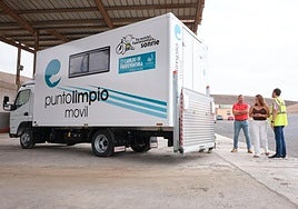 La presidenta insular Lola García y el consejero de Residuos, Enrique Pérez, con el nuevo servicio.