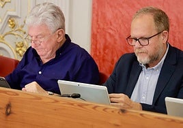 Las imágenes del reencuentro entre Pedro Quevedo y José Eduardo Ramírez en el pleno municipal