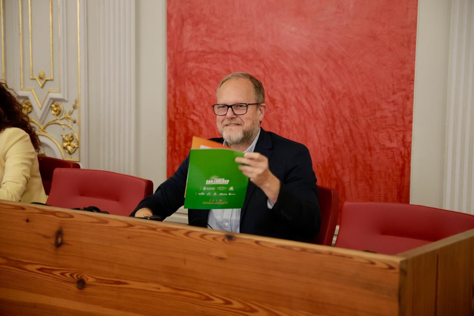 Las imágenes del reencuentro entre Pedro Quevedo y José Eduardo Ramírez en el pleno municipal