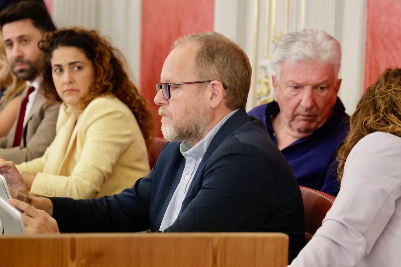 Las imágenes del reencuentro entre Pedro Quevedo y José Eduardo Ramírez en el pleno municipal