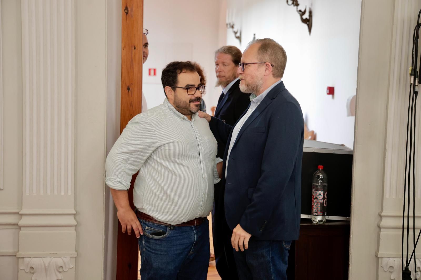 Las imágenes del reencuentro entre Pedro Quevedo y José Eduardo Ramírez en el pleno municipal