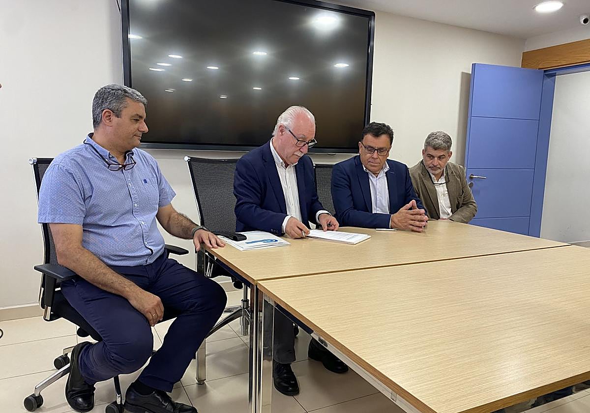 Un momento de la firma del convenio en la sede del Consejo Insular de Aguas.