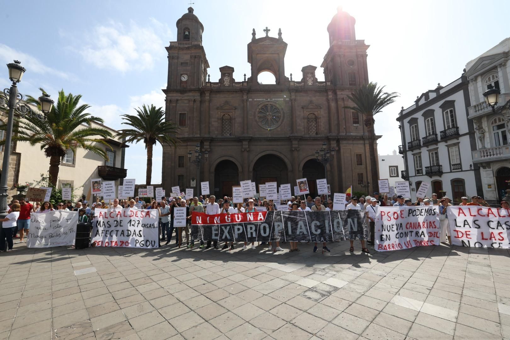 Las imágenes de la concentración de los vecinos de Las Torres en Santa Ana