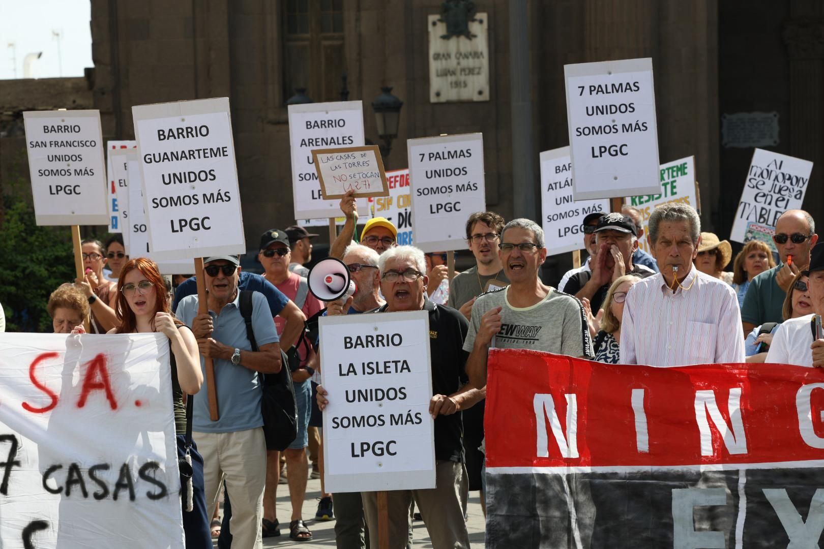 Las imágenes de la concentración de los vecinos de Las Torres en Santa Ana