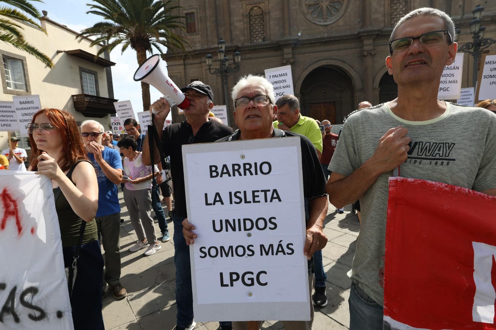 Las imágenes de la concentración de los vecinos de Las Torres en Santa Ana