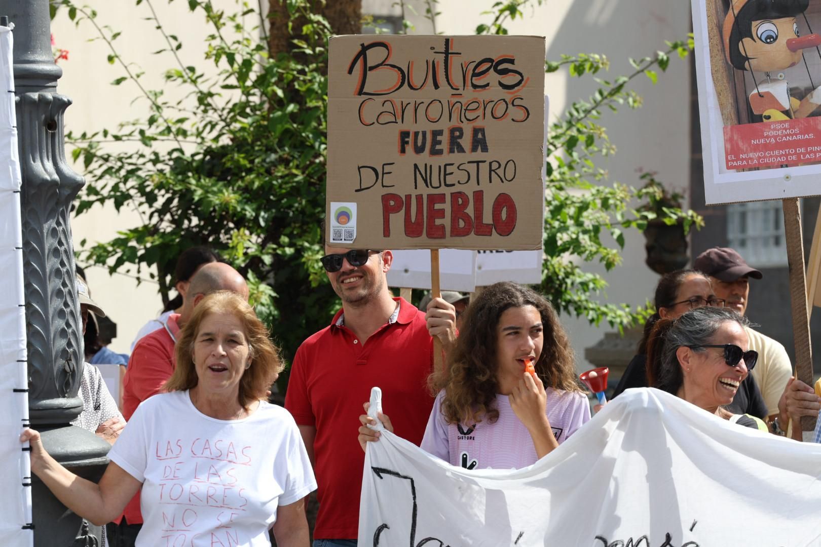 Las imágenes de la concentración de los vecinos de Las Torres en Santa Ana