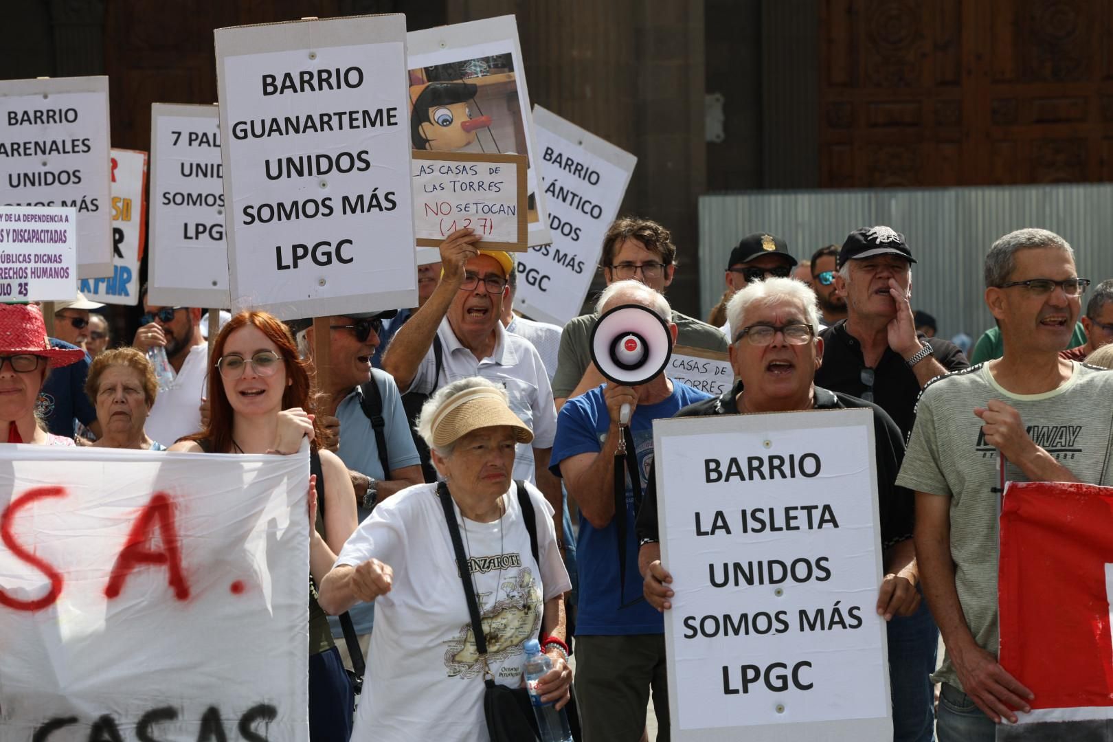 Las imágenes de la concentración de los vecinos de Las Torres en Santa Ana