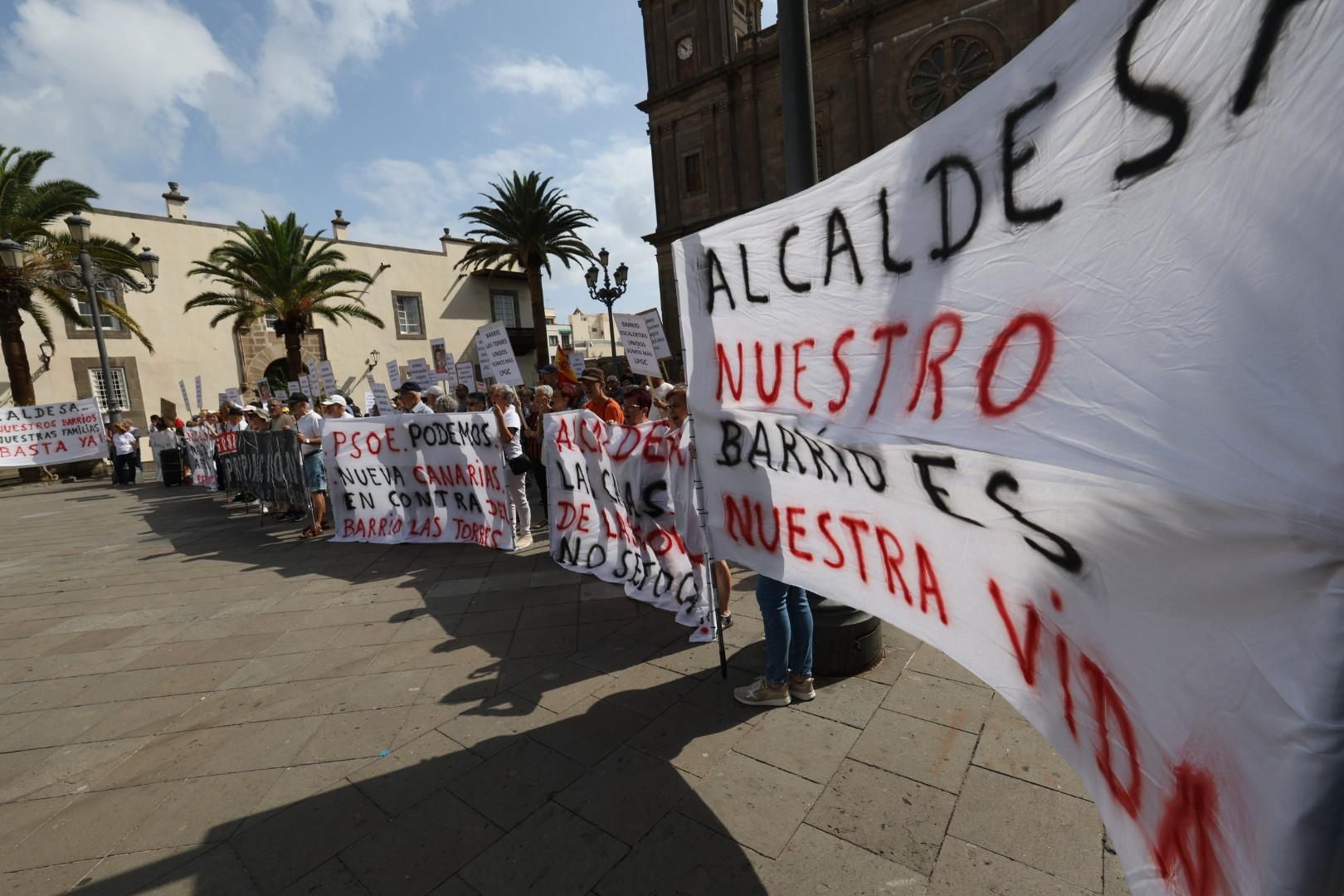 Las imágenes de la concentración de los vecinos de Las Torres en Santa Ana