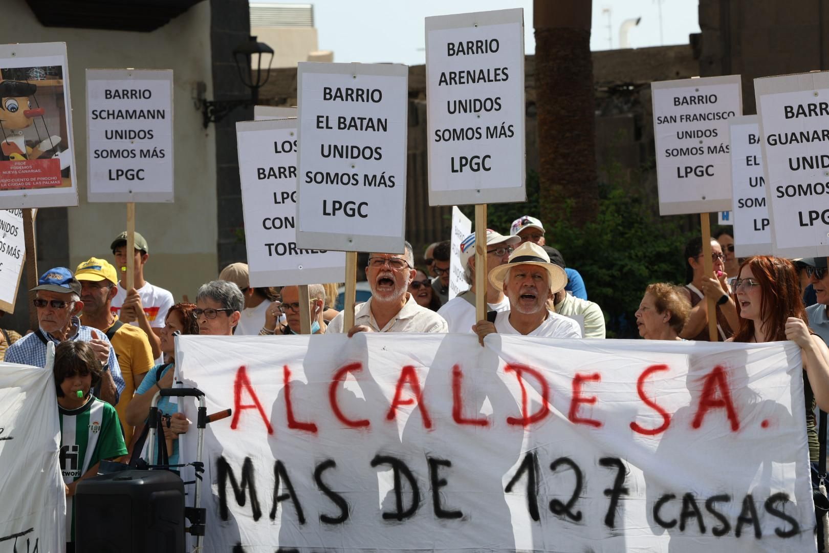 Las imágenes de la concentración de los vecinos de Las Torres en Santa Ana