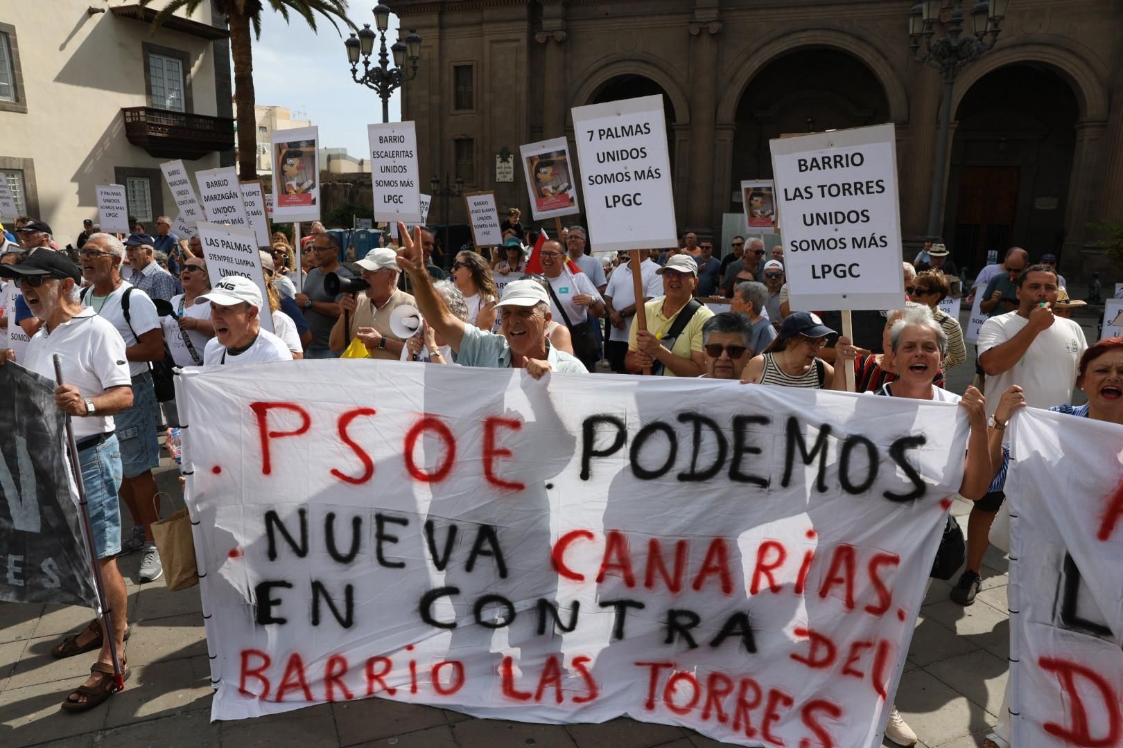 Las imágenes de la concentración de los vecinos de Las Torres en Santa Ana