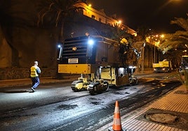 Imagen de archivo de trabajos de asfaltado nocturno en Las Palmas de Gran Canaria.
