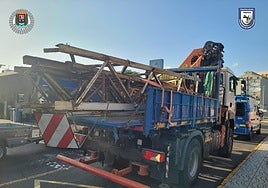 Imagen del camión con la carga mal señalizada.