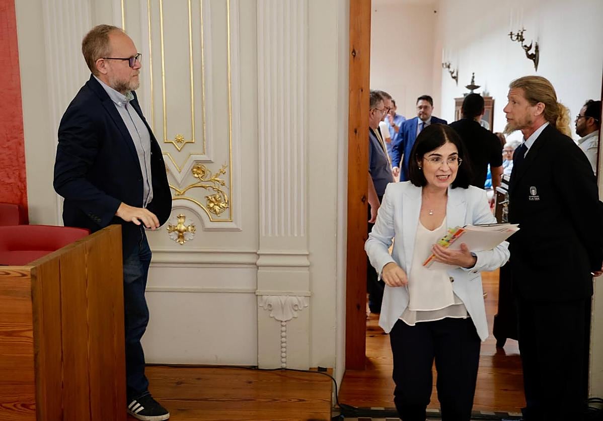 Carolina Darias en su llegada al pleno de este viernes en las Casas Consistoriales de Santa Ana.