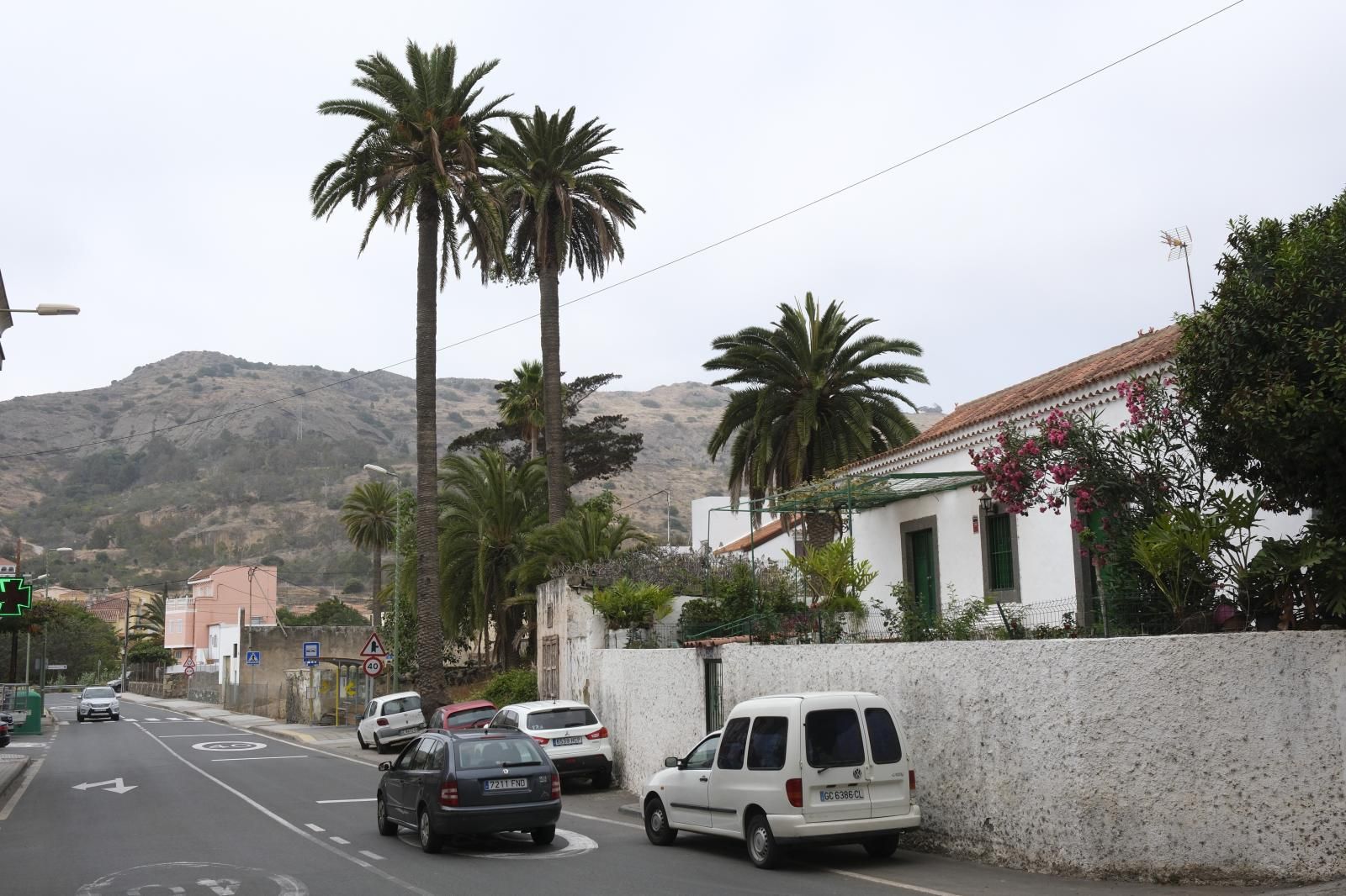Imagen secundaria 1 - Arriba, Casimiro Martín disfruta de los senderos y barrancos para ir a correr. Abajo a la izquierda, La GC-308, carretera principal que transcurre por todo el pueblo. A la derecha, José García, en la plaza.