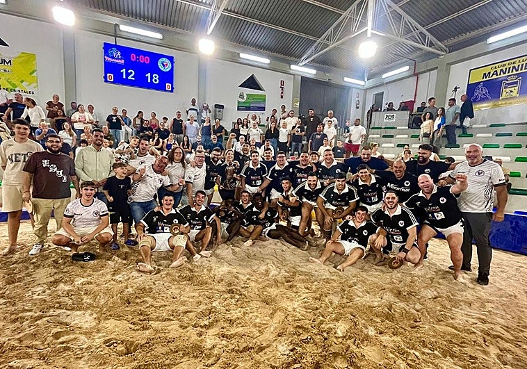 Celebración del Castro Morales este viernes, luego de imponerse en la final de Tercera del Dielca al Tinamar.