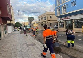 Tareas de limpieza en la calle almirante Lallermand, en el barrio de El Charco.