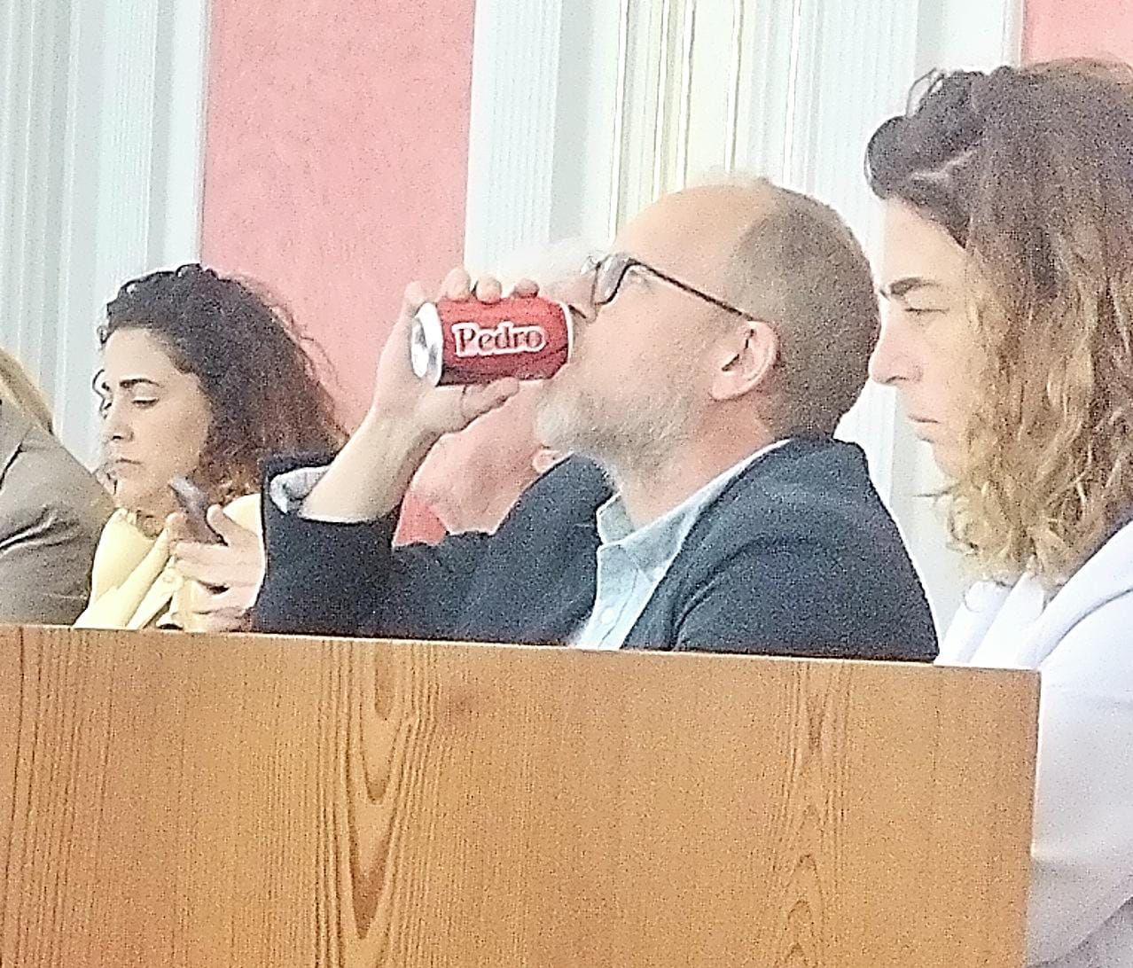 José Eduardo Ramírez bebe una Coca Cola que lleva impreso el nombre Pedro.