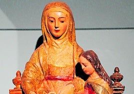 Talla en madera, datada en el siglo XV, de Santa Ana enseñando a leer a la Virgen.