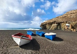 Chalanas en la playa de Ajuy, en foto de archivo.