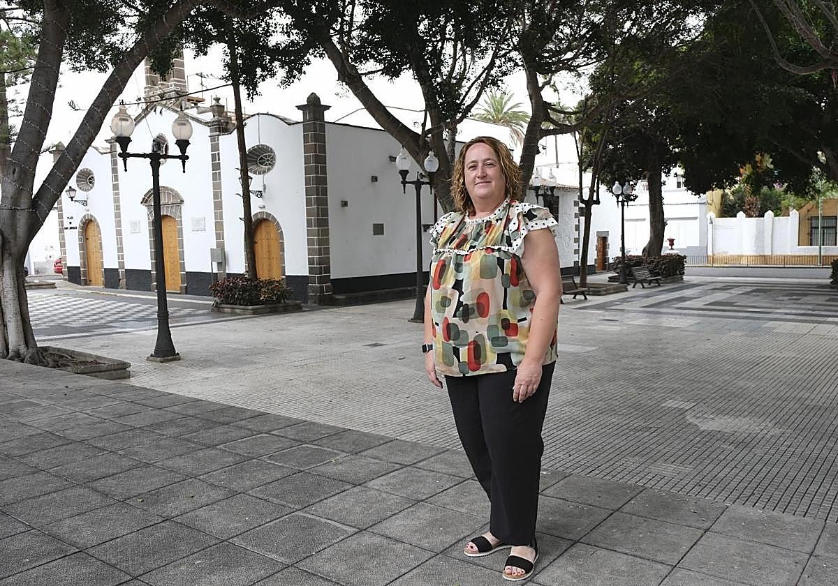Auxiliadora Guzmán posa sonriente en el centro neurálgico de San Lorenzo.